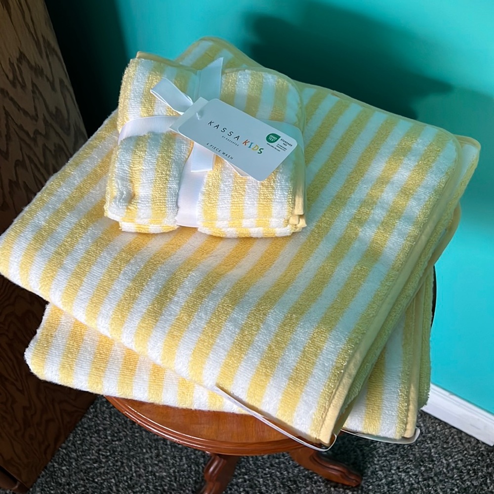 Kids bath towel set brand new with tags